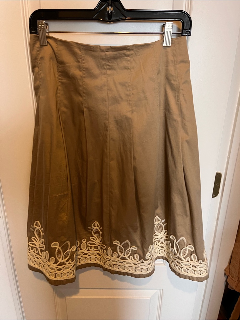 Jones New York Tan A-Line Skirt with Cream Embroidered Hem
